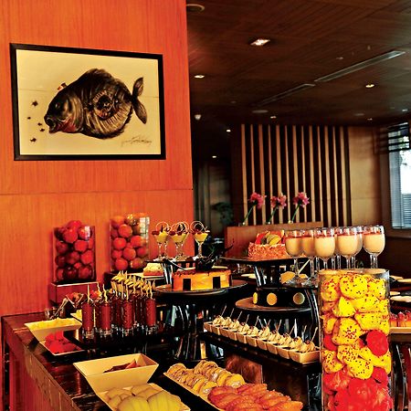 Holiday Inn New Delhi Mayur Vihar Noida By Ihg Zewnętrze zdjęcie A buffet at a restaurant
