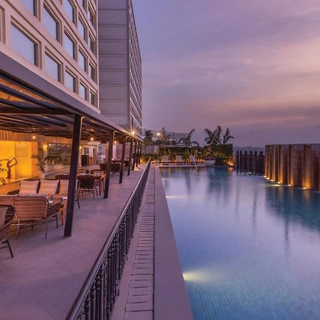 Holiday Inn New Delhi Mayur Vihar Noida By Ihg Zewnętrze zdjęcie The swimming pool at the hotel
