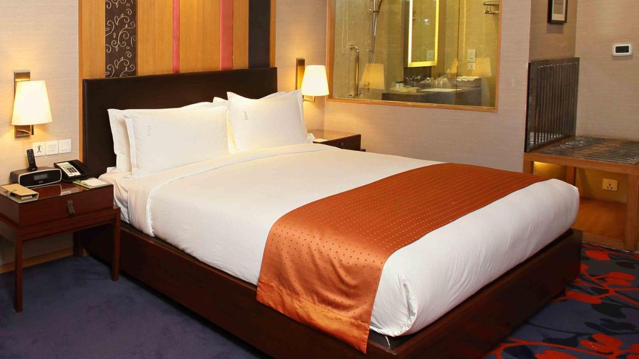 Holiday Inn New Delhi Mayur Vihar Noida By Ihg Zewnętrze zdjęcie A bed runner