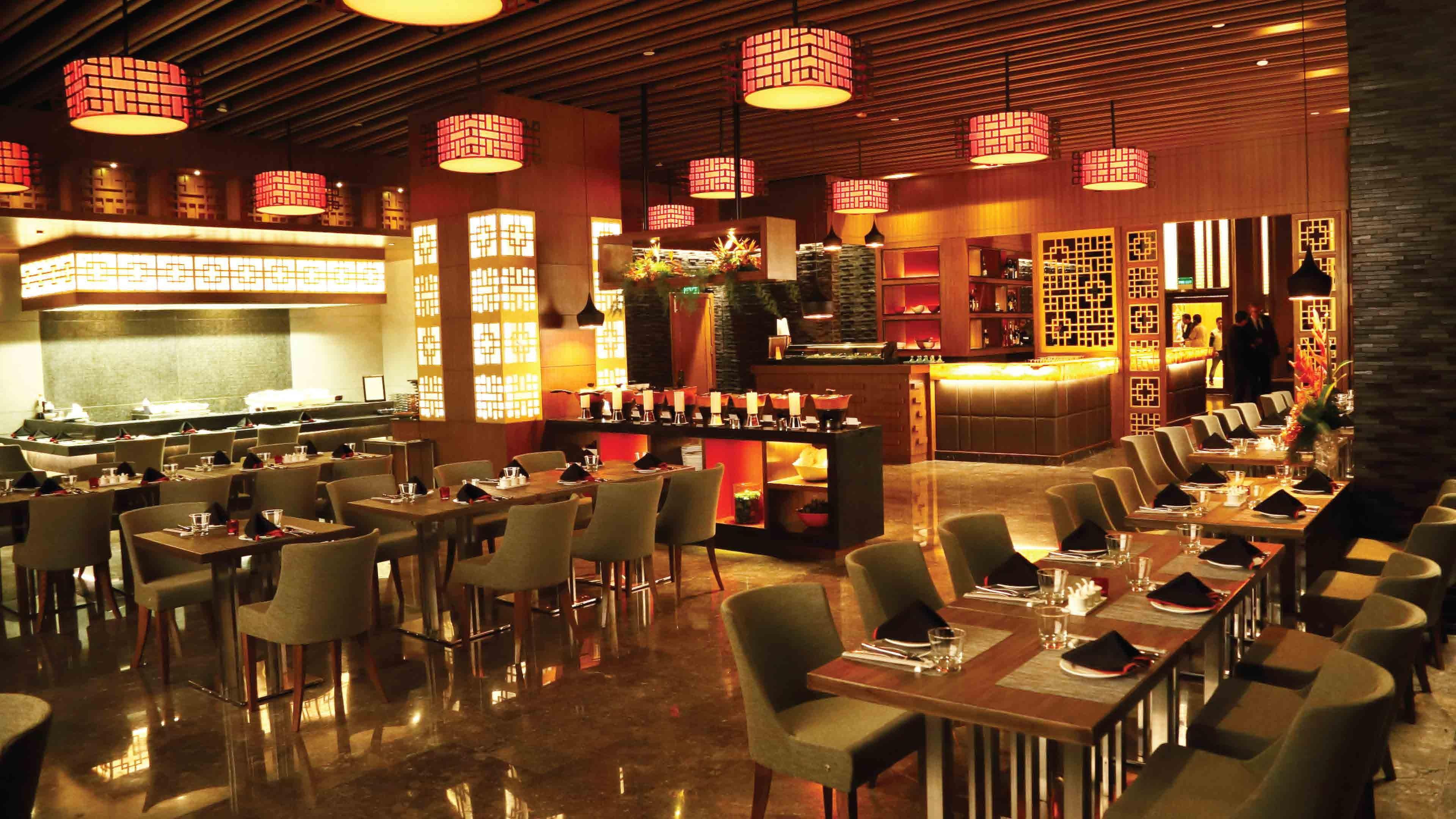 Holiday Inn New Delhi Mayur Vihar Noida By Ihg Zewnętrze zdjęcie The interior of the restaurant