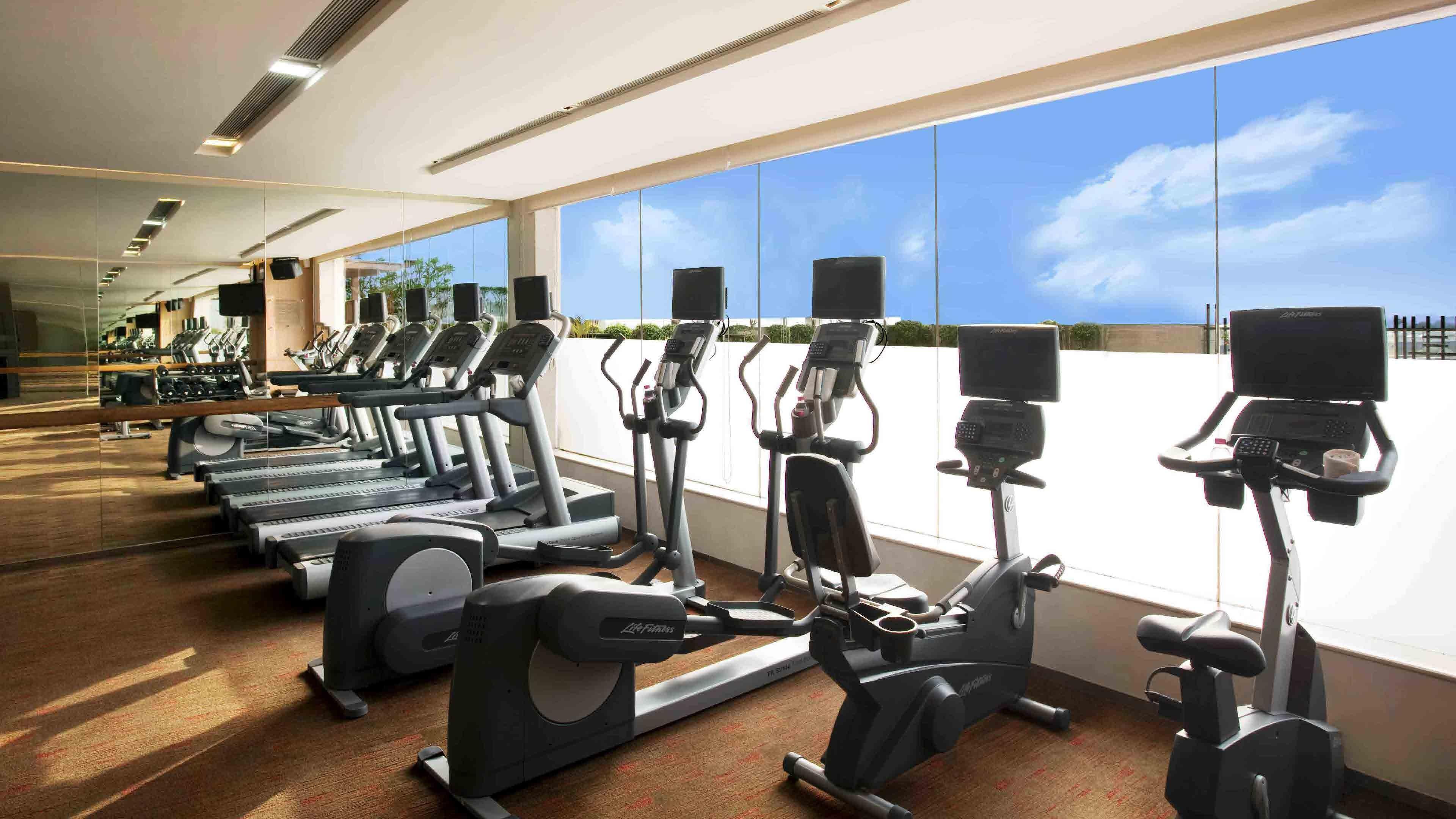 Holiday Inn New Delhi Mayur Vihar Noida By Ihg Zewnętrze zdjęcie The gym at the hotel
