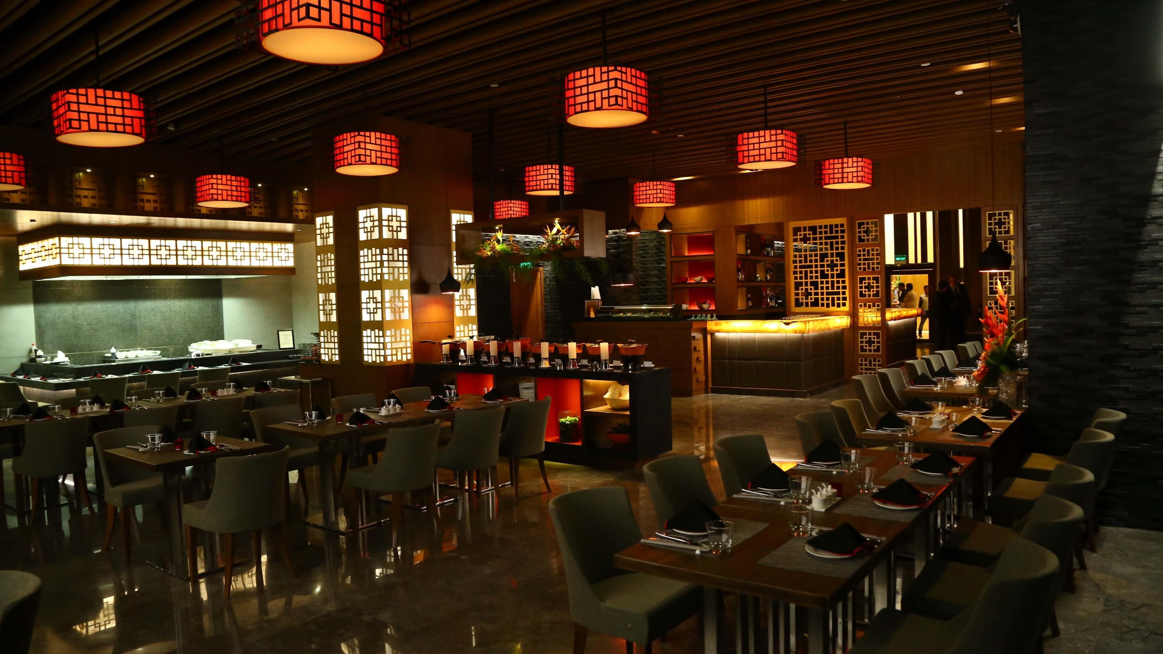 Holiday Inn New Delhi Mayur Vihar Noida By Ihg Zewnętrze zdjęcie The interior of the restaurant