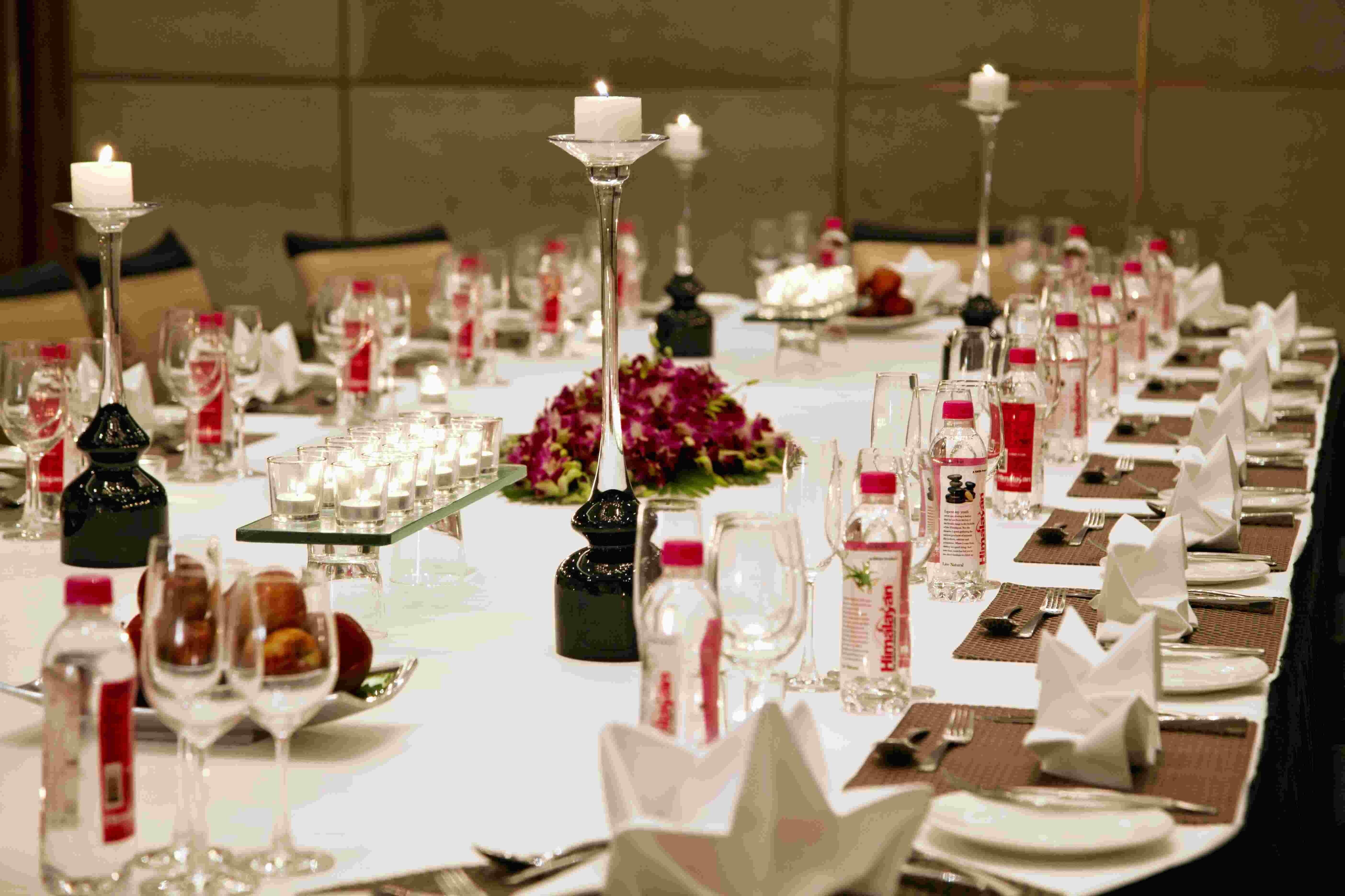 Holiday Inn New Delhi Mayur Vihar Noida By Ihg Zewnętrze zdjęcie A table set for a formal dinner