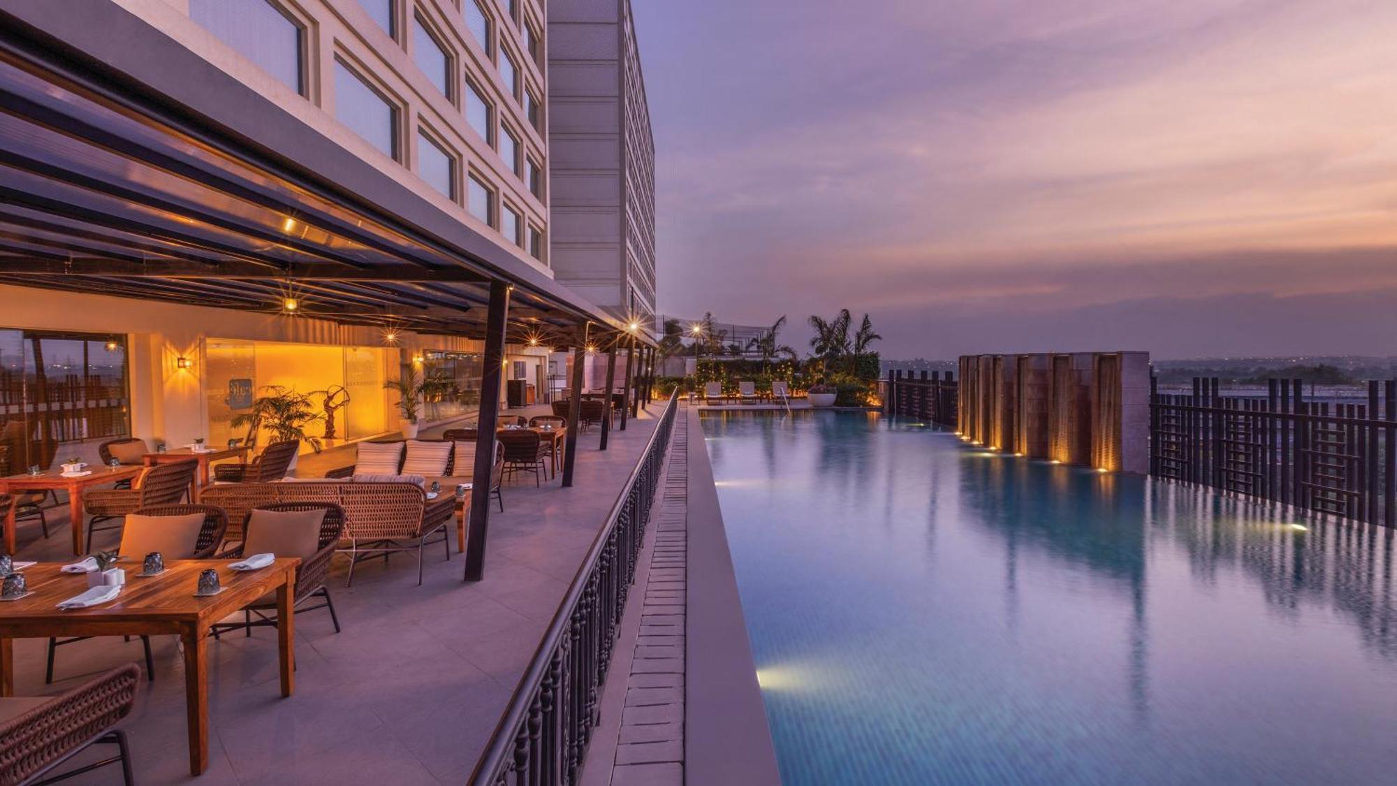 Holiday Inn New Delhi Mayur Vihar Noida By Ihg Zewnętrze zdjęcie The swimming pool at the hotel