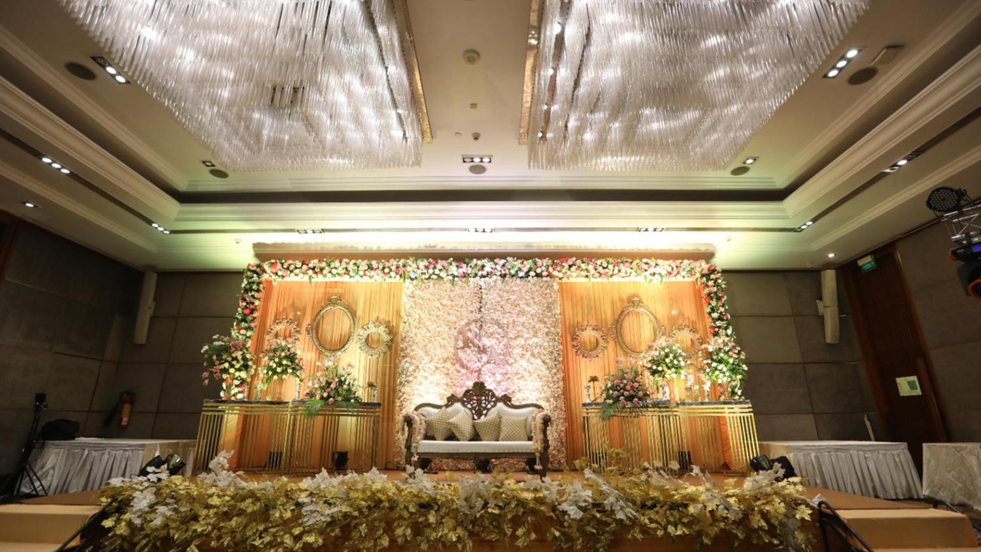Holiday Inn New Delhi Mayur Vihar Noida By Ihg Zewnętrze zdjęcie A modern Indian wedding reception