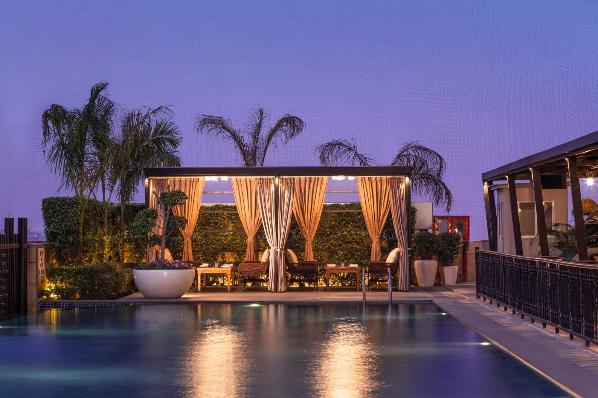 Holiday Inn New Delhi Mayur Vihar Noida By Ihg Zewnętrze zdjęcie The pool at the rooftop bar