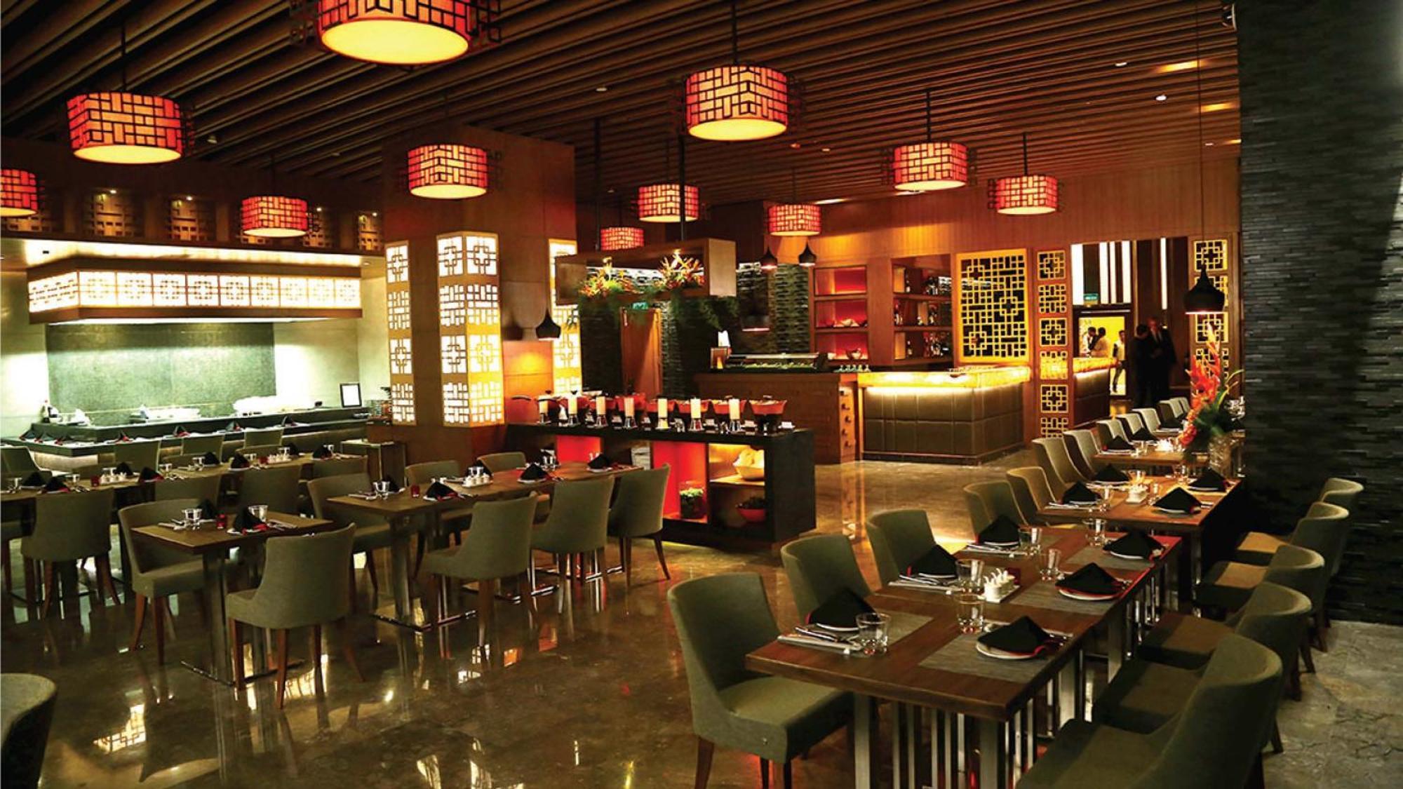Holiday Inn New Delhi Mayur Vihar Noida By Ihg Zewnętrze zdjęcie The interior of the restaurant